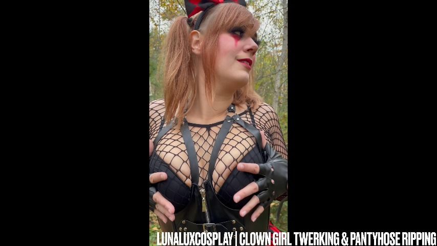 Spooky Clown Twerk & Pantyhose Rip