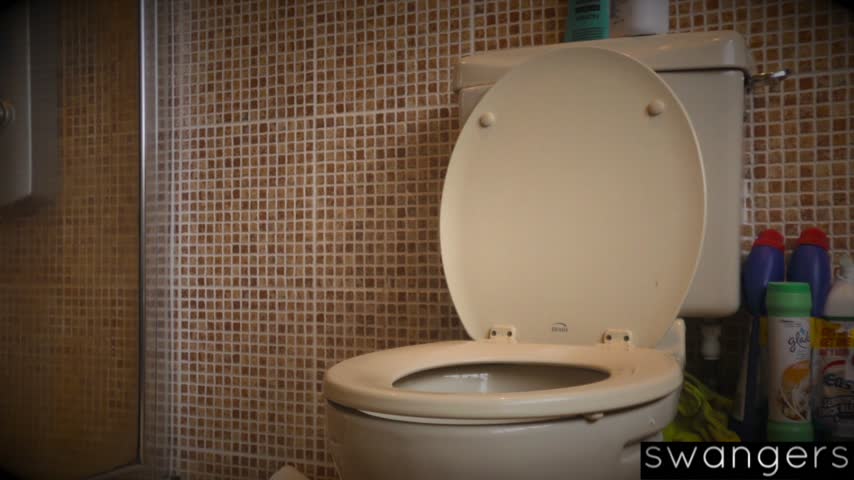HIDDEN CAM PISSING AT MY FRIENDS HOUSE - November 18, 2018
