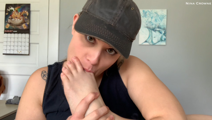 Tomboy Foot Licking & Toe Sucking