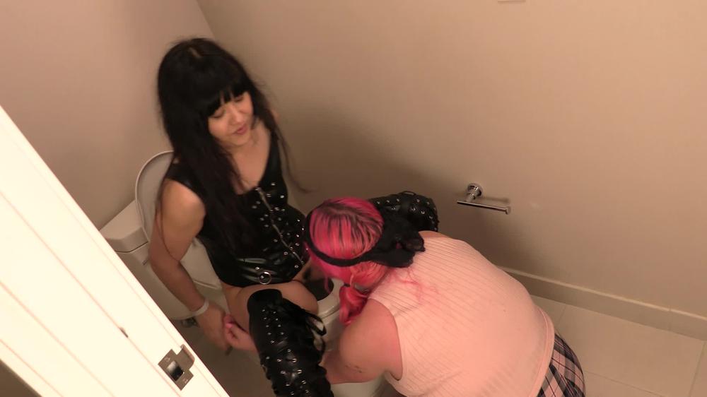 Ondrea Lee Human Toilet Paper Ass Cleaning