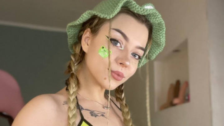 Cute froggy girl dance - Jul 5, 2022
