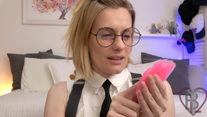 Nerd clones her pussy - November 19, 2022