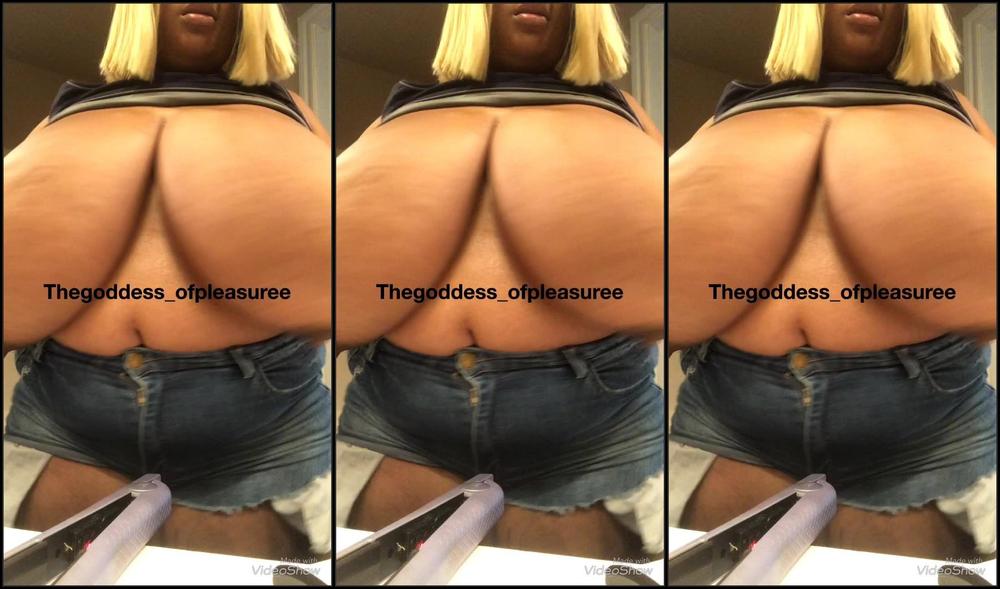 Onlygoddessdior Juicy Massive Tits In To Tiny Sports Bra