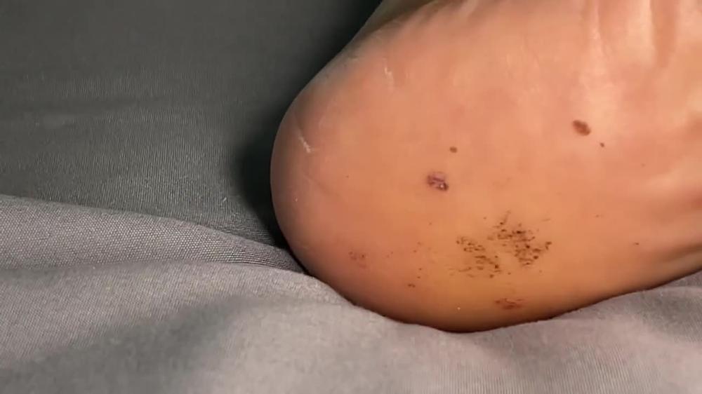 Ebony Girl Shows Off Her Dirty Feet