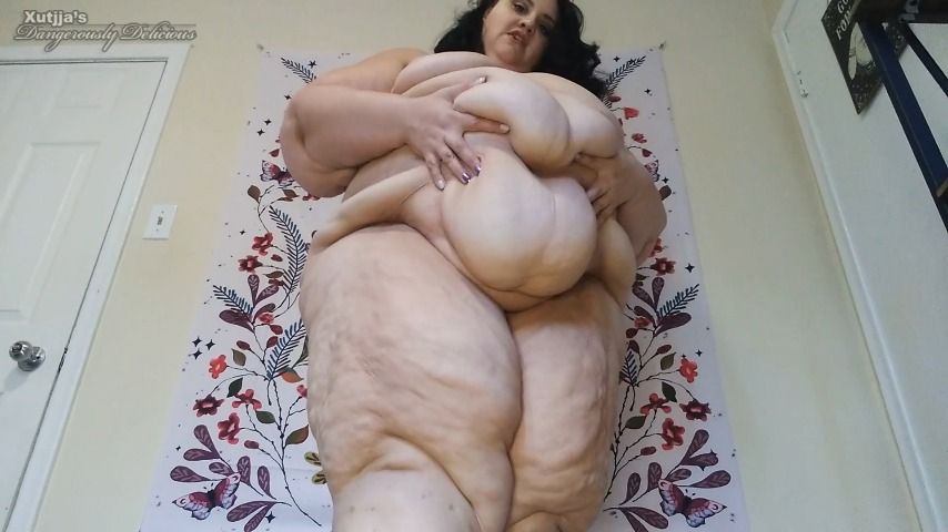 Giantess Eats Her Victims