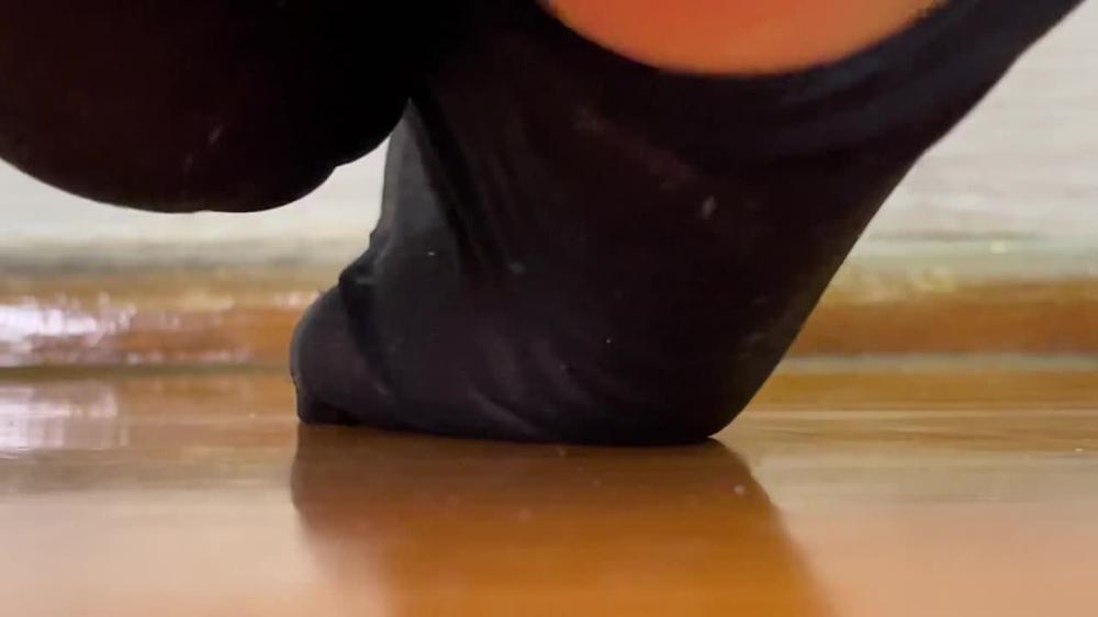 Ebony Giantess Black Nylons Removal
