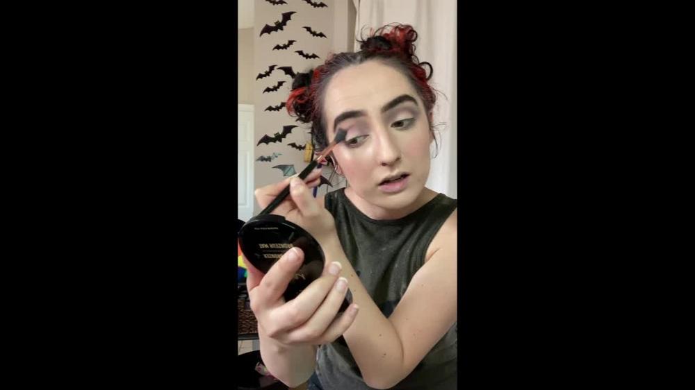 How To Do Spooky Make Up