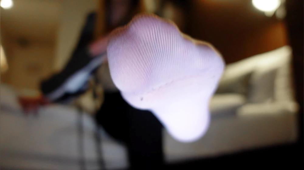 Goddess Kira Gold - German Clips - Fußfotzen Trigger! Nasse Socken nach dem shoppen!