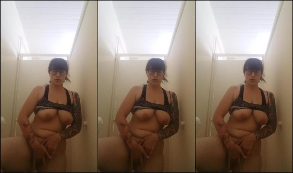 Lizhunny Public Toilet Finger Fucking