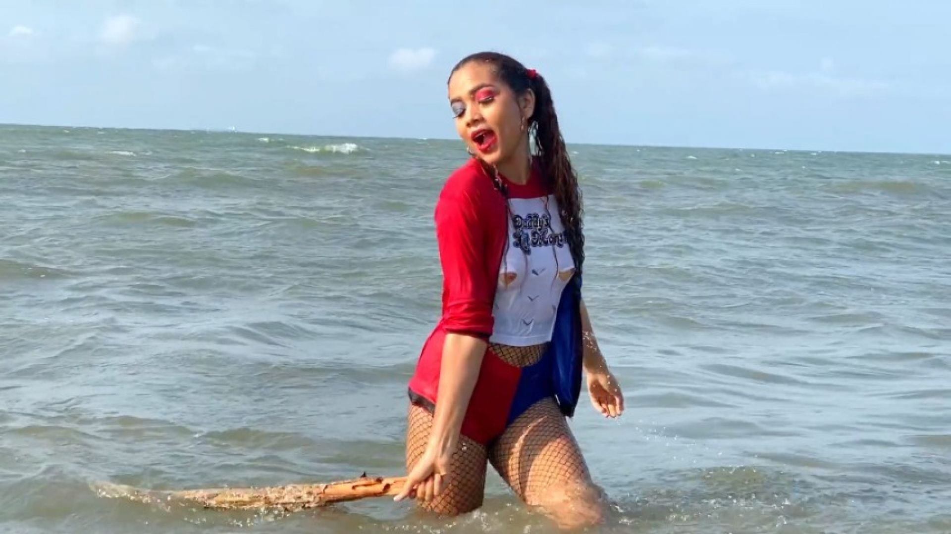 HARLEY QUINN ON THE BEACH