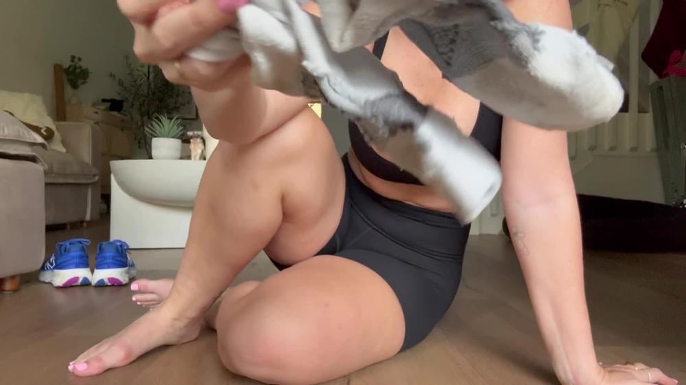 Amberbunnyyz - Sweaty Foot Sniffing Loser