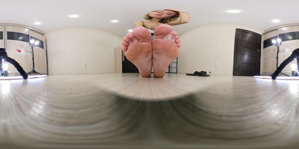 Under Giantess Soles - Hannah - What Are You Doing On A Floor? Vr 360 5,7K