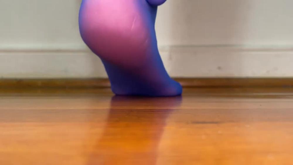 Ebony Giantess In Blue Nylons
