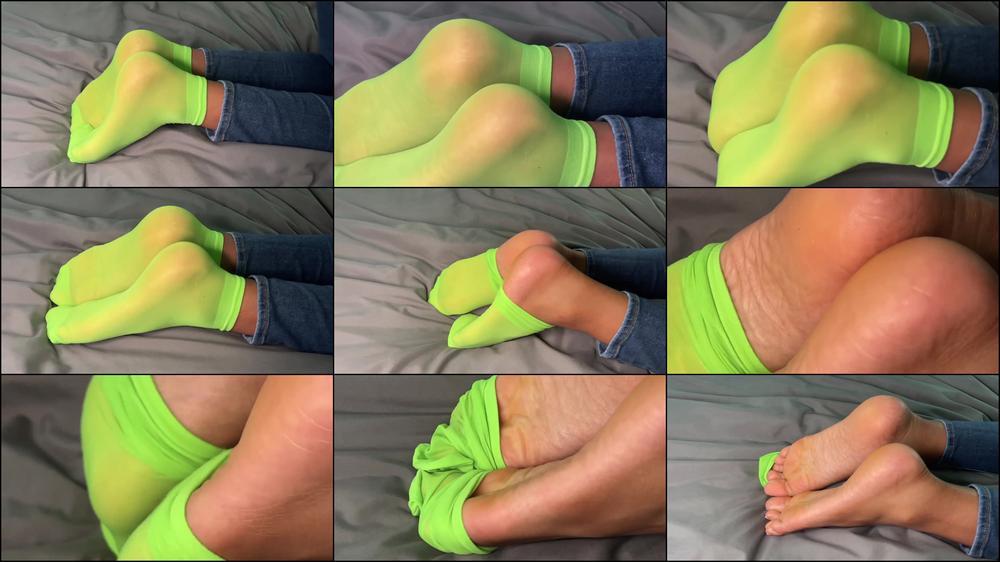 Ebony Girl Slowly Removes Green Nylons