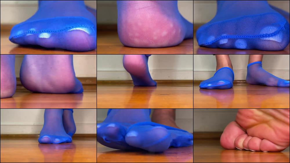 Ebony Giantess In Blue Nylons
