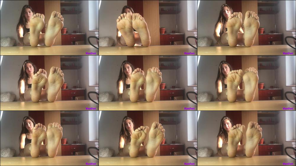 Betty's Sexy Feet Tease HD - December 08, 2021