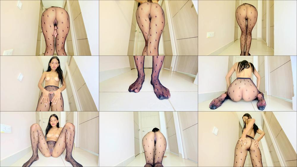 4K PEEING ON MY STOCKINGS