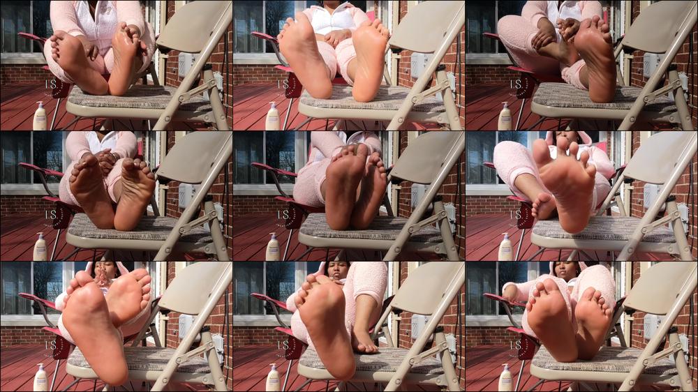Insatiable Softie - Sexy Ebony Plays With Her Silky Soft Soles In The Sun