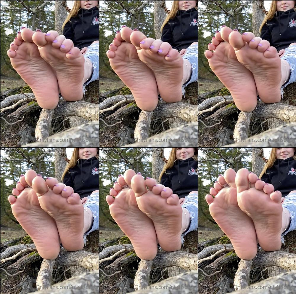 nikkisoless 03 03 2021 2046061510 Imagine these toes massaging your cock 