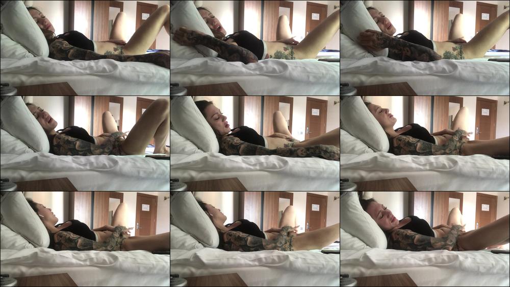 Finger Pussy Play in my Hotel