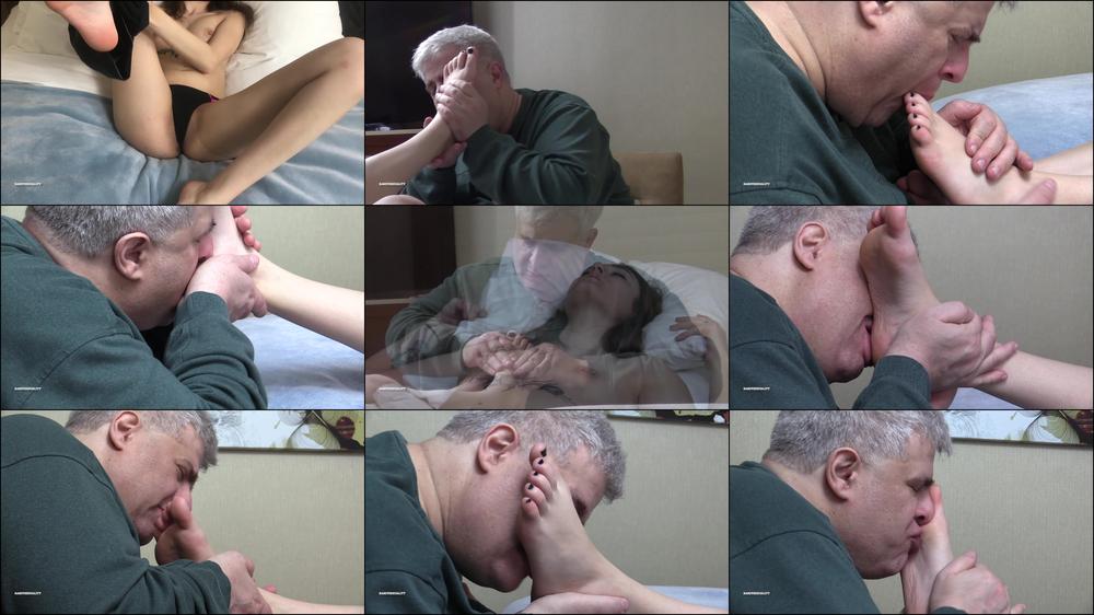 Piggy toe sucker Loves teen feet