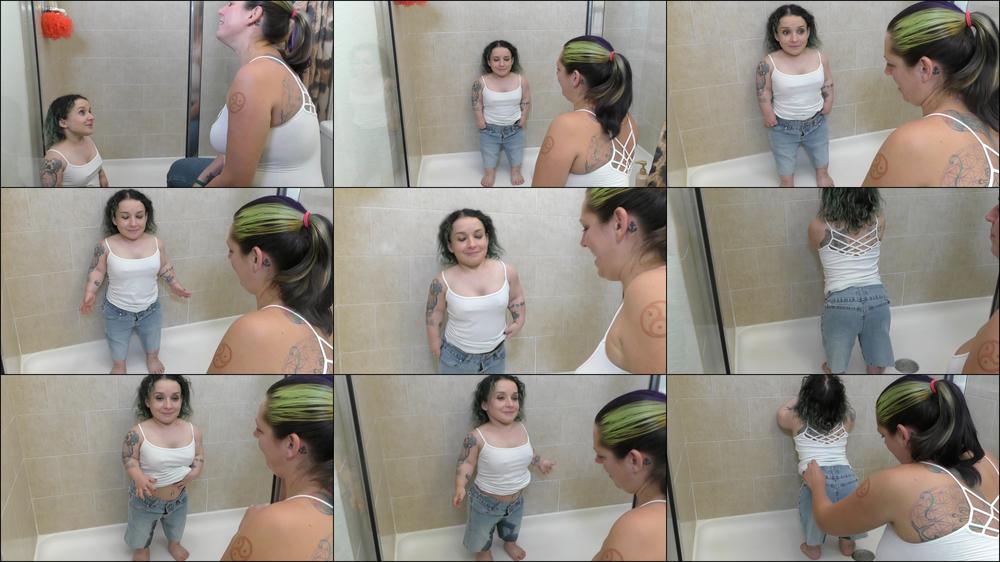 Worlds smallest entertainer pees