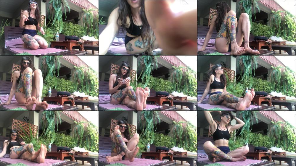 smoking fetish & feet outdors