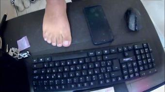 showing my sexy feets (Lola bbunny)