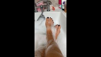 Foot JOI in the bath (CutieDaisyMay093)