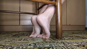 Feet compilation | curling, toe wiggling (Lily_Slutty)