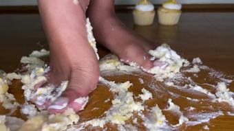 Giantess Smashing Cupcakes With Feet (Pink Foxx)