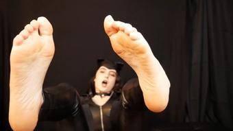 Catwoman Uses Her Feet to Help You Cum - Nov 11, 2022 (LittleBunnyB)