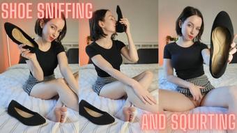 Shoe Sniffing and Squirting - November 30, 2022 (TheTinyFeetTreat)