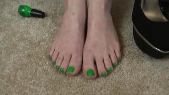 ROXIE KEEPS YOU COMING FOR GREEN TOES - January 19, 2023 (RoxieRaeFetish)