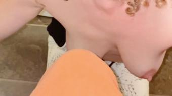 Role play blowjob on t0il3t - March 02, 2021 (VibeWithMommy)