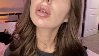 577. Lip Liner And Lip Gloss Worship (HARPERMADI)