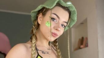 Cute froggy girl dance - Jul 5, 2022 (MaddieSunn)