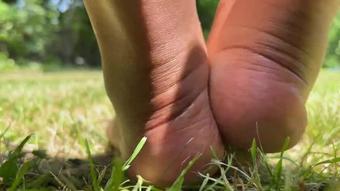 Ebony Giantess Barefoot Outside (Pink Foxx)