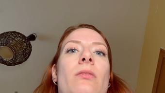 Tiny date gets lost in giantess' nose (Evelyn Jade)