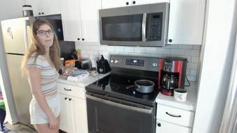 Meganholly00 Washing Dishes (meganholly00)