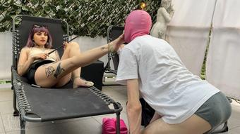2 Dommes using foot slave - June 08, 2023 (fchdommes)