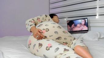 Masturbating Watching Lesbian Porn - November 30, 2024 (amber_bake)