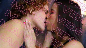 DELICIUS! Hot sexy girls kiss sensually (Xlivestudio)