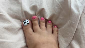 Rubbing your cock with my feet (wow_adele)