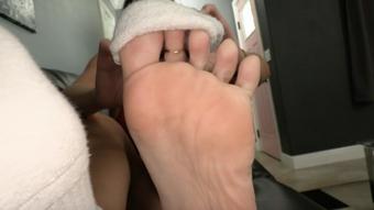 Nikki Brooks Scratches Her Sexy Itchy Feet (Ginary)