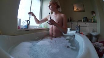 Ariel Anderssen Clean Teeth In The Bath (Ariel Anderssen)