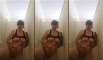 Lizhunny Public Toilet Finger Fucking (LizHunny)