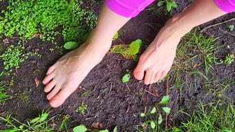 Barefoot Muddy Feet Worship (Goddess Vanessa)