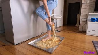 Amazon Woman Stuck HD - March 27, 2022 (WantFeet)