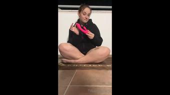 GAMER GIRL SQUIRTS OUTSIDE XXX (Tiffanybabe01)